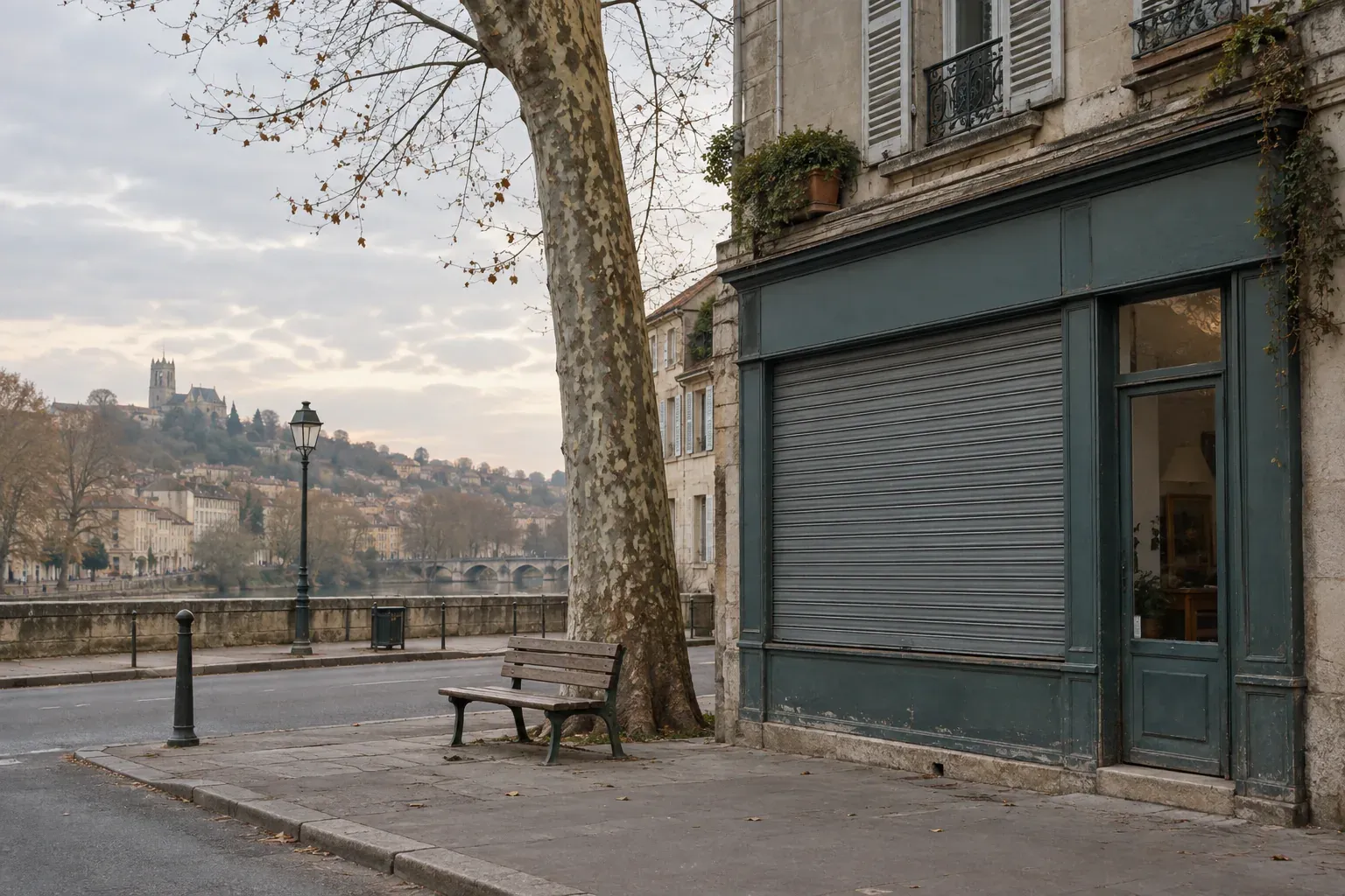 Devanture fermée d'une boutique de réemploi un dimanche matin